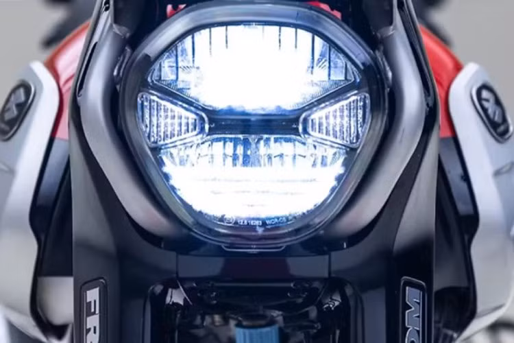 Theo công bố của nhà sản xuất, Bajaj Freedom 125 giúp giảm đến 50% chi phí vận hành so với các xe máy động cơ xăng thông thường, đồng thời giảm hơn 80% lượng khí thải độc hại và 25% khí thải carbon.