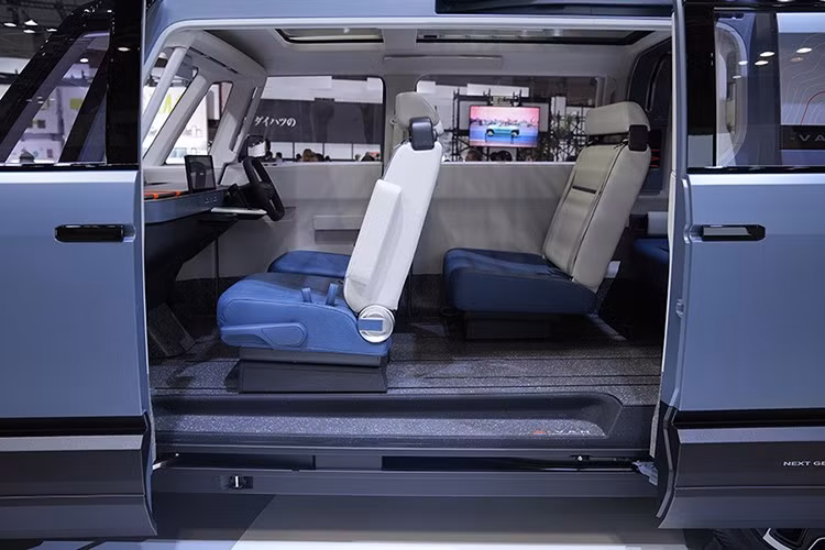 Bên trong, xe có thể vẫn giữ cấu hình 3 hàng ghế, nhưng cung cấp nhiều cách bố trí khoang lái khác nhau, tùy theo mục đích sử dụng. Ví dụ, nội thất của xe có thể biến thành nơi ngủ qua đêm hoặc góc ăn uống. Mặt táp-lô hiện đại của bản concept có thể sẽ được đơn giản hóa để phù hợp với xe thương mại, thay bằng màn hình kỹ thuật số và các giải pháp chứa đồ thông minh.