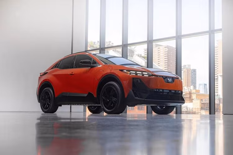Subaru vừa giới thiệu một mẫu xe SUV điện mới, sẽ gia nhập dòng sản phẩm hiện tại gồm Solterra và Trailseeker. Được gọi bằng cái tên Subaru Uncharted 2026, mẫu xe này là phiên bản song sinh của Toyota C-HR+.