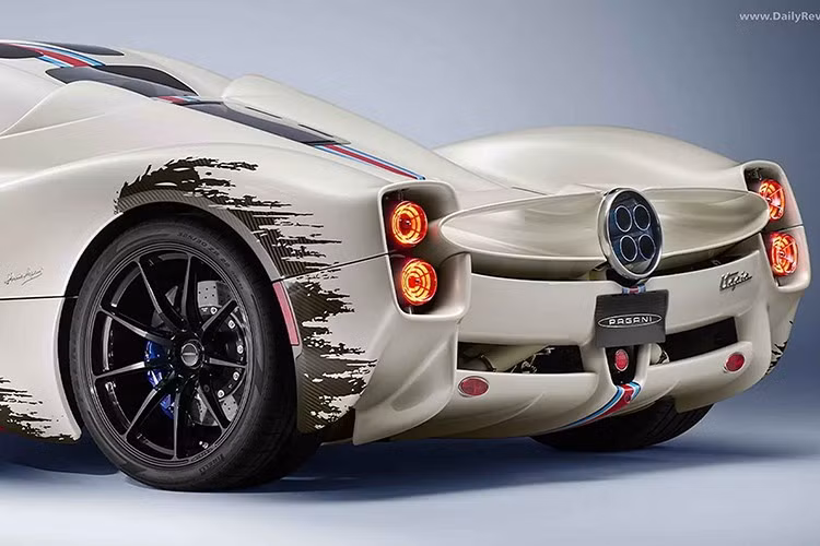 Những vết xước có thể được tìm thấy xung quanh vòm bánh xe, trên bộ chia gió, ốp sườn và cản sau, để lộ thân xe sợi carbon của Utopia nằm bên dưới nhiều lớp sơn.