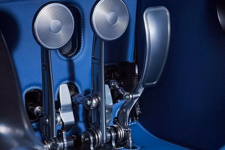 hiếc siêu xe này không có bất kỳ nâng cấp nào về hiệu suất hay khả năng vận hành, vẫn giữ nguyên động cơ V12 6.0 lít tăng áp kép từ AMG của Utopia tiêu chuẩn, cho công suất chỉ 852 mã lực.