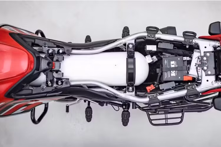 Không những thế, cơ chế vận hành của Freedom 125 còn có tính năng chuyển đổi nhiên liệu ngay khi đang di chuyển. Đây là tính năng lần đầu tiên xuất hiện trong phân khúc, mang lại trải nghiệm linh hoạt và tiện lợi hơn cho người dùng.