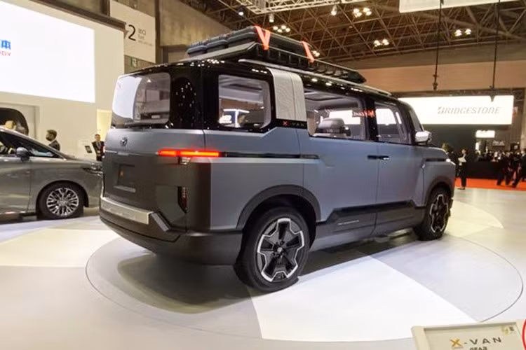 Toyota hiện chưa lên tiếng xác nhận thông tin về kế hoạch sản xuất X-Van Gear Concept. Tuy nhiên, tạp chí Motor Fan tại Nhật đã khơi lại tin đồn và trích dẫn nguồn tin nội bộ giấu tên. Theo bài viết, mẫu xe MPV mới của Toyota có thể ra mắt trong khoảng thời gian từ tháng 10/2025 đến mùa xuân năm 2026.