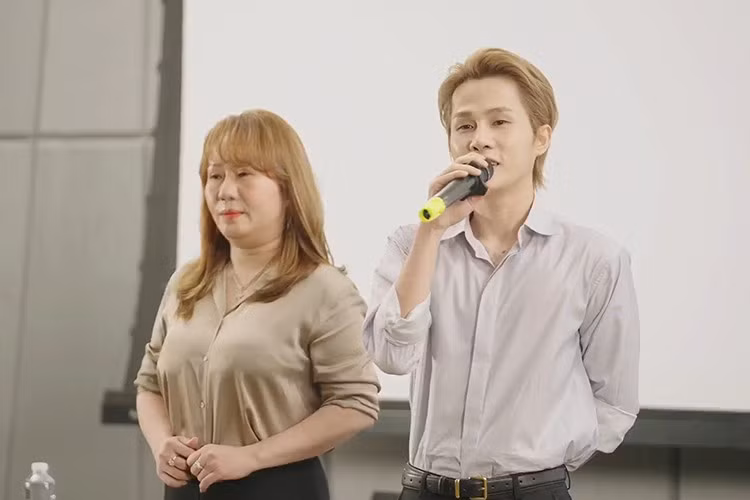 Trong buổi họp báo sáng 16/7 tại TP.HCM vừa qua, ca sĩ Jack (J97) đã có chia sẻ đầy xúc động về hoàn cảnh tài chính cá nhân. Dù là một nghệ sĩ nổi tiếng với nhiều bản hit đình đám, nam ca sĩ tiết lộ chỉ sở hữu duy nhất một chiếc ôtô, chiếc xe mà mẹ anh đã đứng ra thanh toán theo hình thức trả góp.