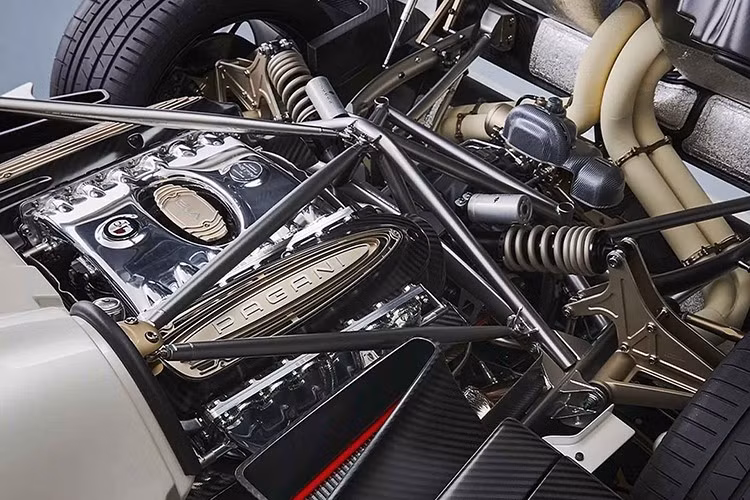 Pagani chưa tiết lộ chi phí tùy chỉnh, nhưng dù sao thì tiền bạc cũng không phải là vấn đề đối với những bản độ độc đáo như thế này. Phiên bản Utopia có giá khởi điểm 2,19 triệu đô la và tất cả 99 chiếc đã được bán hết trước khi siêu xe này ra mắt.