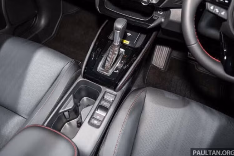 Màn hình giải trí cảm ứng 8 inch nay được hỗ trợ Apple CarPlay và Android Auto không dây. Cổng USB-C xuất hiện từ bản S, trong khi bản E trở lên có thêm hai cổng cho hàng ghế sau. Một cổng USB-A vẫn được giữ lại ở phía trước. Riêng bản RS cao cấp nhất được trang bị sạc không dây chuẩn Qi.