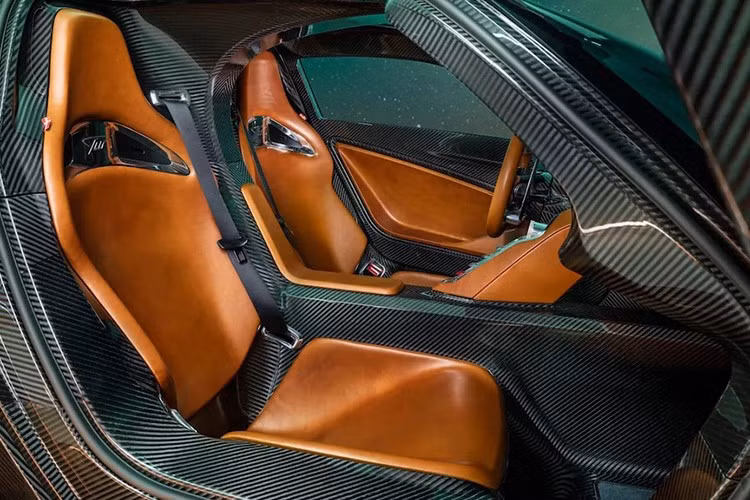 Agil, với thiết kế khí động học dữ dằn hơn cung cấp lực ép không khí lên tới 880kg ở tốc độ 250km/h, đạt tốc độ 100km/h trong 2,5 giây và tối đa 365km/h.