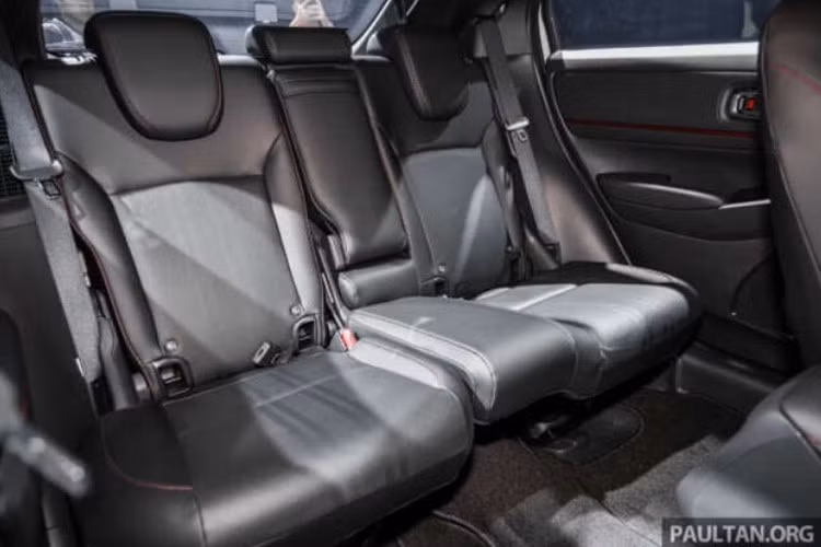 Ngoài ra, nhiều trang bị cao cấp trước đây đã được đưa xuống các phiên bản thấp hơn. Ví dụ, tính năng Honda Connect với điều khiển xe từ xa nay là tiêu chuẩn cho toàn bộ các phiên bản. Hệ thống lái trợ lực tỉ số biến thiên (VGR), vốn chỉ có từ bản V trở lên trước đây, nay có mặt từ bản E. Cốp điện rảnh tay (hands-free) cũng được trang bị tiêu chuẩn cho bản V.