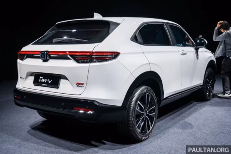 Honda HR-V 2025 sở hữu mặt ca-lăng được thiết kế mới, mở rộng hơn với tạo hình riêng biệt cho từng phiên bản. Khu vực cản trước của xe cũng được thiết kế lại, giúp tăng tính nhận diện cho từng biến thể. Đèn chiếu sáng trên bản RS được nâng cấp thành loại LED projector ma trận, đi kèm đèn hỗ trợ vào cua chủ động.