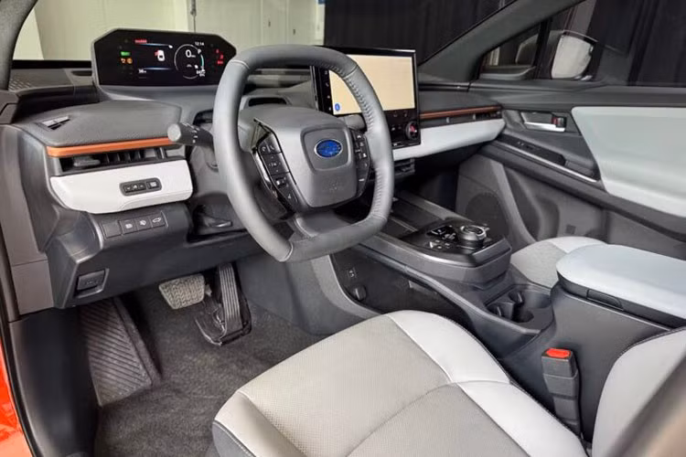 Cách tiếp cận “giống mà khác” cũng được áp dụng cho nội thất khi phần lớn bố cục bên trong Subaru Uncharted đều giống với Toyota C-HR+. Tuy nhiên, vô lăng lại được lấy từ hai mẫu xe điện khác của Subaru là Solterra và Trailseeker.