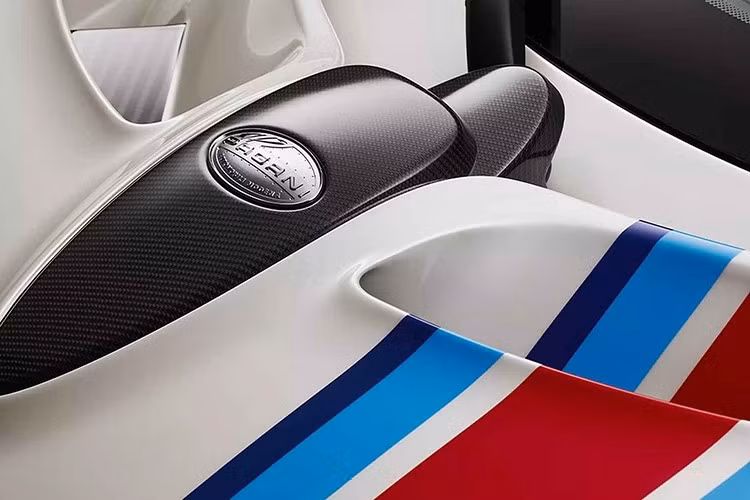 Theo công ty, đây là chiếc Pagani thứ ba của chủ sở hữu, chứng tỏ ông là một thành viên ưu tú trong nhóm khách hàng của Horacio. Nhà sưu tập giấu tên này được mô tả là một người "không chỉ cấu hình một chiếc xe mà còn định hình một phần của chính mình qua từng đường nét và mũi khâu, với sự kiên nhẫn, cẩn thận và tận tâm gần như thiền định".