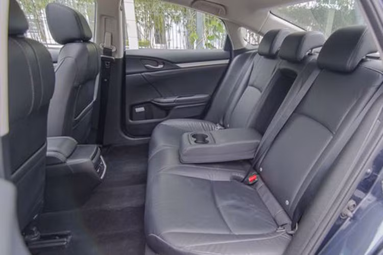 Tuy nhiên theo các hình ảnh mà chàng ca sĩ này từng đăng tải thì Honda Civic của Jack thuộc phiên bản G với ngoại hình có phần hiền và trung tính hơn, các chi tiết thể thao cũng được lược bỏ. Ngoài ra cấu hình động cơ cũng thấp hơn khi chỉ trang bị máy xăng 1.8L cho công suất 141 mã lực.