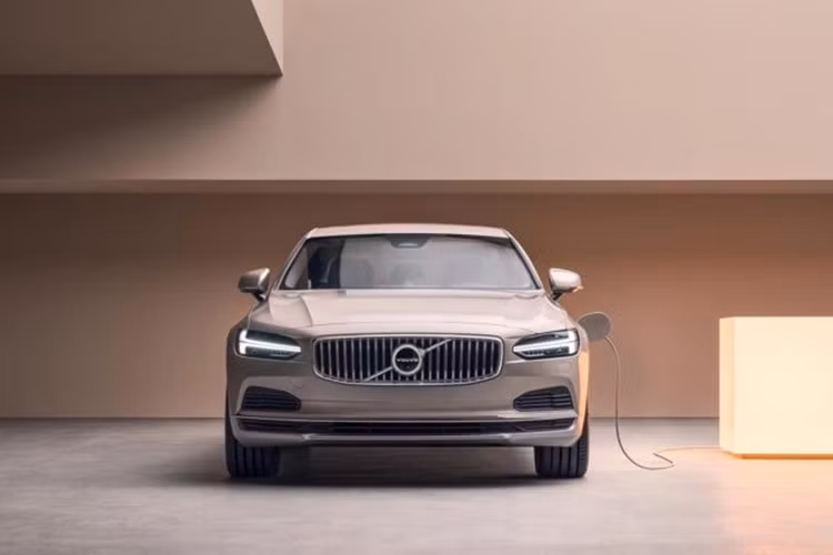 Volvo S90 T8 2025 – 38 dặm ﻿Tiêu hao nhiên liệu: 29 MPG / 66 MPGe. Tổng phạm vi: 500 dặm. Giá khởi điểm: 66.845 USD. Chiếc sedan hạng sang đến từ Thụy Điển cạnh tranh với Mercedes E-Class và BMW 5-Series, và cung cấp phạm vi điện tương đương Outlander. Tuy nhiên, hiệu suất nhiên liệu và tổng phạm vi tốt hơn giúp S90 xếp hạng cao hơn.