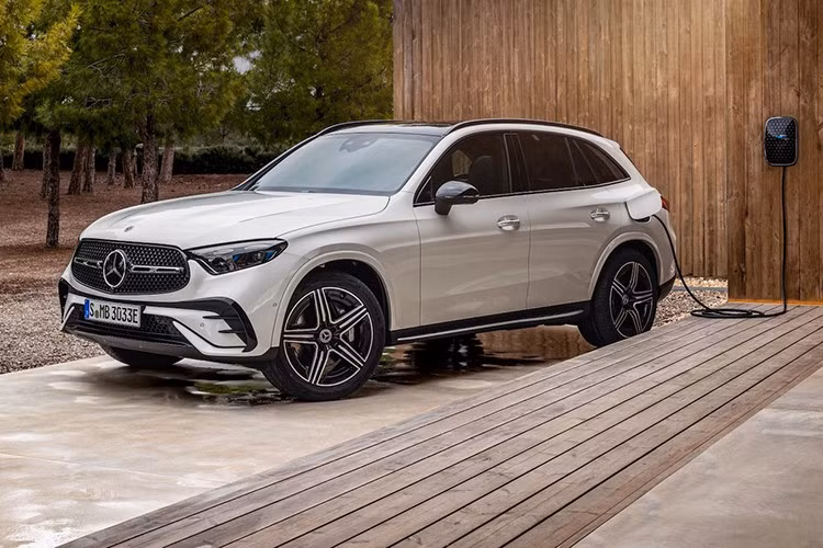 Mercedes-Benz GLC350e 2025 – 54 dặm ﻿Tiêu hao nhiên liệu: 25 MPG / 64 MPGe. Tổng phạm vi: 380 dặm. Giá khởi điểm: 61.050 USD. Dẫn đầu danh sách là mẫu SUV hạng sang cỡ nhỏ của Mercedes với 54 dặm chạy hoàn toàn bằng điện – vượt trội so với các đối thủ. GLC mới được tái thiết kế gần đây, và mức giá khởi điểm không quá cao so với hiệu suất mà nó mang lại.
