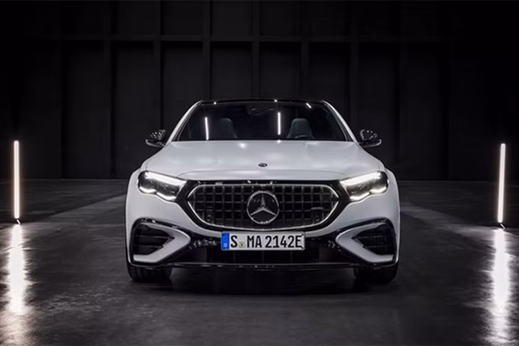 Mercedes-AMG E53 Hybrid 2025 – 43 dặm ﻿Tiêu hao nhiên liệu: 23 MPG / 59 MPGe. Tổng phạm vi: 410 dặm. Giá khởi điểm: 89.150 USD. Mẫu sedan hiệu suất cao này không chỉ nhanh – tăng tốc 0-96 km/h trong 3,7 giây – mà còn bất ngờ tiết kiệm điện với 43 dặm chạy hoàn toàn bằng pin. Sự kết hợp giữa hiệu suất và phạm vi khiến chiếc AMG này trở nên rất hấp dẫn.