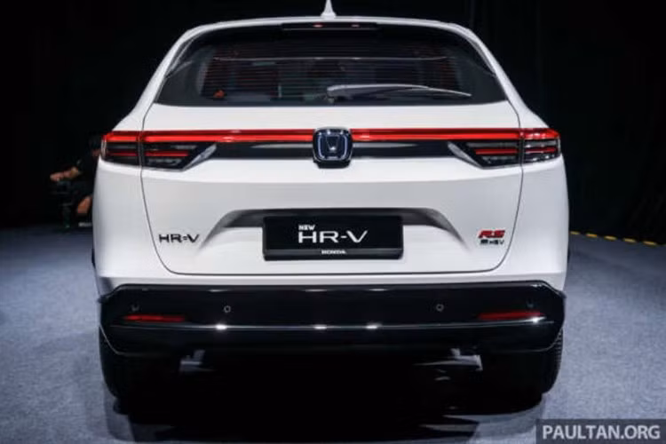 Thứ hai là bản V được trang bị động cơ 1.5L VTEC Turbo cho công suất 178 mã lực và mô-men xoắn 240 Nm, cũng kết hợp hộp số CVT. Cuối cùng là bản RS được trang bị hệ truyền động hybrid với sự kết hợp của mô-tơ điện 129 mã lực/253 Nm và động cơ xăng 1.5L Atkinson DOHC i-VTEC 105 mã lực/131 Nm.