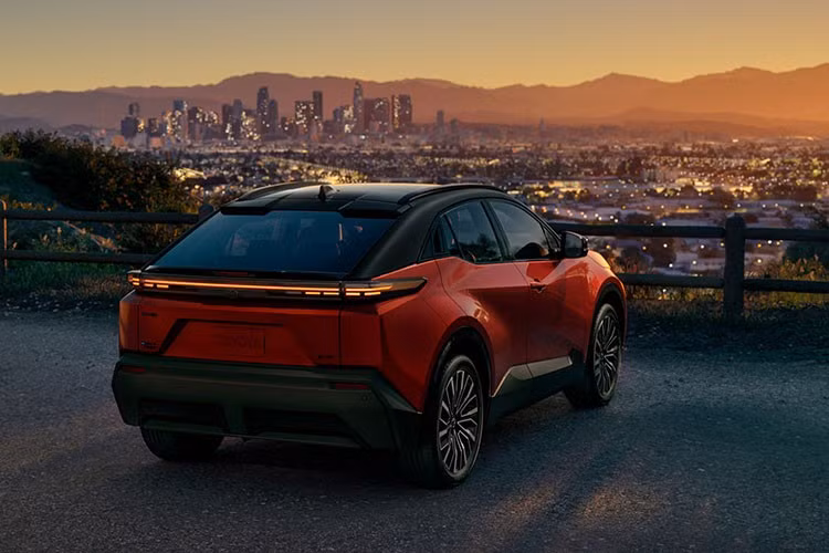 Tổng công suất của hai phiên bản này đạt 338 mã lực trong khi phạm vi hoạt động giảm nhẹ còn 467 km. Bù lại, hai phiên bản Sport và GT có khả năng tăng tốc từ 0-96 km/h trong thời gian dưới 5 giây đồng thời được trang bị hệ thống lái địa hình Subaru X-Mode.