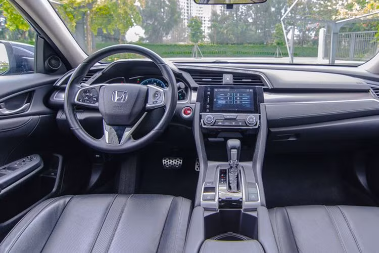 Xe cũng trang bị công nghệ hiện đại như khởi động từ xa bằng chìa khóa, điều hòa tự động hai vùng, những tính năng hiếm thấy ở dòng sedan cỡ C thời điểm đó. Bản RS cao cấp nhất trang bị động cơ tăng áp 1.5L, công suất 170 mã lực và mô-men xoắn cực đại 220 Nm, đi kèm hộp số vô cấp CVT.