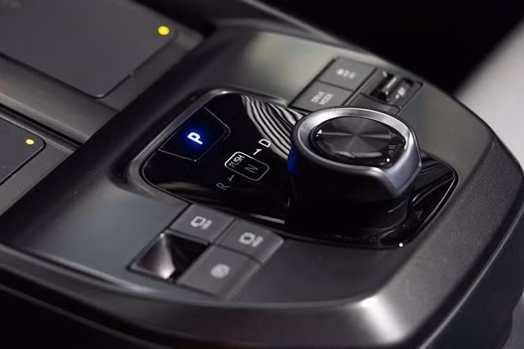 Cả ba phiên bản của Subaru Uncharted đều sử dụng pin lithium-ion dung lượng 74,7 kWh. Phiên bản Premium FWD dẫn động cầu trước sở hữu công suất tối đa 221 mã lực và phạm vi hoạt động ước tính lên tới 483 km. Trong khi đó, hai phiên bản Sport và GT được trang bị hai mô-tơ điện nên sở hữu hệ dẫn động 4 bánh toàn thời gian AWD.