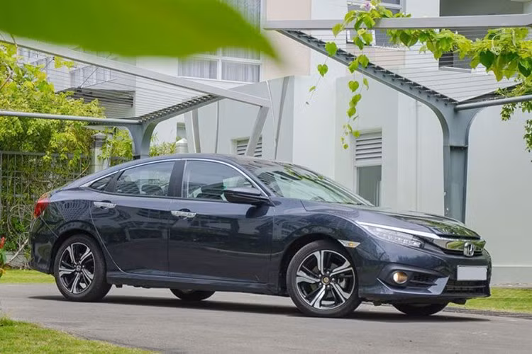 Dù cạnh tranh gay gắt với Toyota Corolla Altis, Mazda3 hay Kia K3 tại thị trường Việt Nam, tuy nhiên Honda Civic vẫn giữ vững phong cách thể thao và khả năng vận hành được yêu thích.