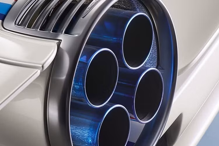 Những điểm nhấn ấn tượng khác bao gồm bộ vành hợp kim đen, hiệu ứng đánh bóng trên ống xả quad, và kẹp phanh màu đỏ ở phía trước và xanh ở phía sau.