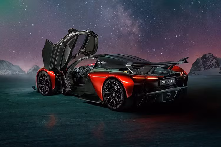 Nhưng Tur có lực cản thấp, cơ bắp hơn khi tên gọi của chiếc xe mang ý nghĩa Touring hay du lịch trong tiếng Đan Mạch – rút ngắn thời gian tăng tốc từ 0-100km/h xuống còn 2,3 giây và kéo tốc độ tối đa lên thành 450km/h.