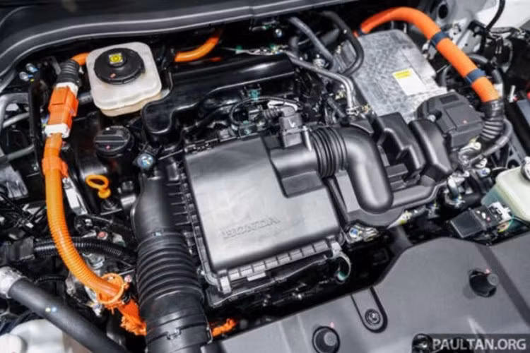 Cung cấp sức mạnh cho Honda HR-V 2025 vẫn là ba tùy chọn hệ truyền động. Thứ nhất là bản S được trang bị động cơ xăng hút khí tự nhiên 1.5L DOHC i-VTEC (L15B), cho công suất 119 mã lực tại 6.600 vòng/phút và mô-men xoắn 145 Nm tại 4.300 vòng/phút, đi kèm hộp số CVT.