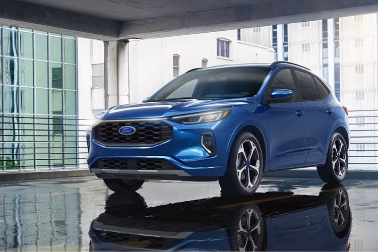 Ford Escape PHEV 2025 – 37 dặm (60 km) ﻿Mẫu crossover cỡ nhỏ của Ford có phạm vi chạy điện đạt 37 dặm, đứng cuối danh sách nhưng lại nổi bật nhờ hiệu suất tiết kiệm nhiên liệu và mức giá hợp lý. Với tổng phạm vi hơn 900 km khi đầy pin và xăng, Escape là lựa chọn đáng cân nhắc cho ai tìm kiếm sự thực dụng. Xe có giá khởi điểm: 39.590 USD.