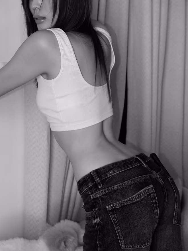 Nhờ chạy bộ đều đặn, Kỳ Duyên có thể giữ được vòng eo thon gọn, tăng độ săn chắc, đứng dáng cho cơ thể mà không lo tích tụ mỡ thừa.