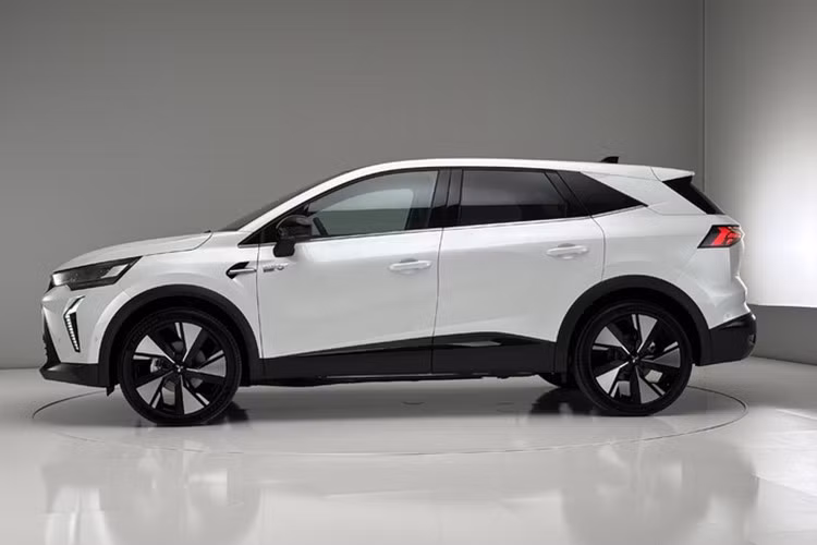 Dù chia sẻ nền tảng và nhiều chi tiết với Renault Symbioz, Mitsubishi Grandis 2025 vẫn có một số điều chỉnh tinh tế để tạo dấu ấn thương hiệu riêng. Phần đầu xe nổi bật với lưới tản nhiệt đen bóng kết hợp các chi tiết mạ bạc, mang lại cảm giác hiện đại và cao cấp hơn.