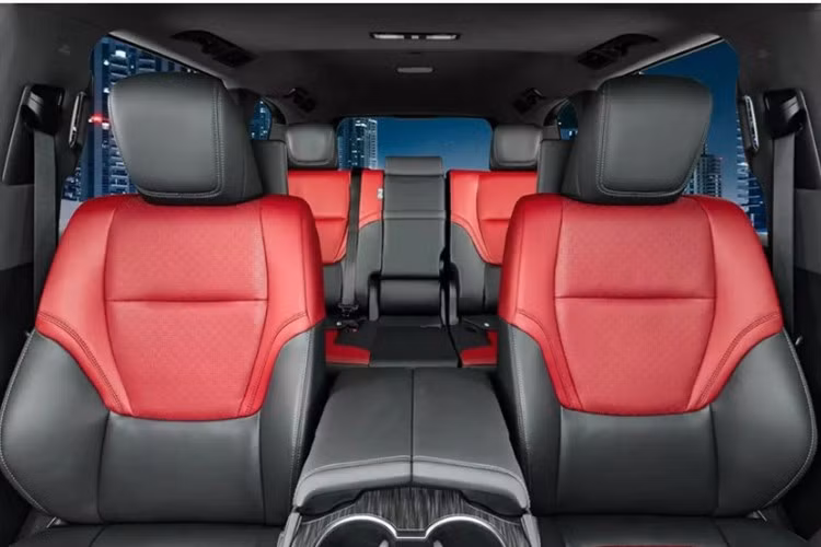 Xe được bổ sung Logo “457 TT” và huy hiệu “HEV” phía sau xe. Khu vực nội thất cũng được bổ sung cụm đồng hồ kỹ thuật số và màn hình giải trí 12,3 inch với giao diện riêng dành cho hệ thống hybrid.