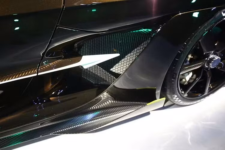 Điều này thể hiện mức tăng lần lượt là 20 mã lực và 25 mã lực so với Jesko Attack. Công suất của siêu phẩm Sadair's Spear vẫn được truyền tới trục sau thông qua hệ thống truyền động tốc độ ánh sáng (LST) không cần bánh đà của Koenigsegg, được vận hành độc quyền thông qua các lẫy chuyển số phía sau vô lăng.