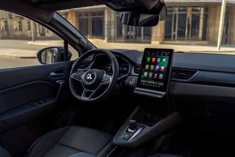 Trên phiên bản 5 chỗ ngồi, Grandis 2025 vẫn được tối ưu không gian với hàng ghế thứ hai có thể trượt lên tới 160 mm. Khoang hành lý có thể mở rộng từ 434 lít lên 566 lít khi đẩy hàng ghế sau về phía trước và tối đa 1.455 lít khi gập ghế. Cửa hậu mở điện rảnh tay cũng là điểm cộng đáng chú ý: chỉ cần người dùng mang theo chìa khóa và đưa chân dưới cản sau, cốp sẽ tự động mở.