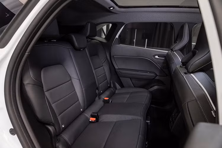 Xe có bốn chế độ lái là: Perso, Eco, Comfort và Sport, điều chỉnh qua màn hình trung tâm, phù hợp nhiều điều kiện vận hành khác nhau. Một điểm nhấn khác của Grandis 2025 là cửa sổ trời toàn cảnh với khả năng chuyển đổi màu sắc điện tử.