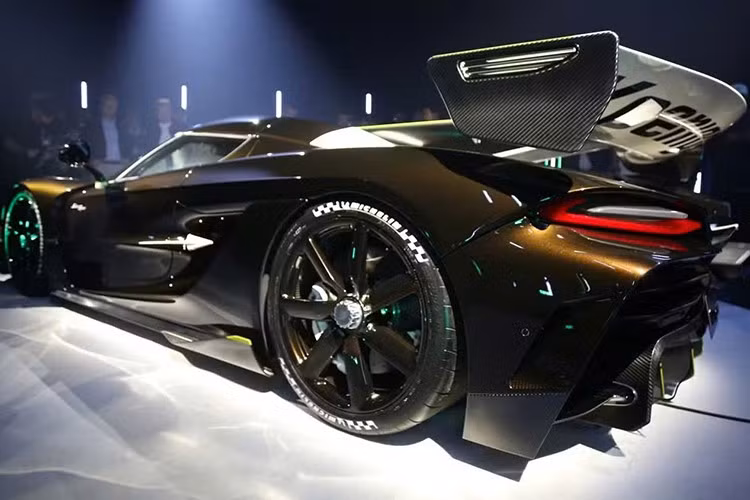 Theo Christian von Koenigsegg, siêu xe mới này "được định sẵn để lập kỷ lục" và đã chứng minh được rằng nó nhanh hơn 1,1 giây so với Jesko Attack tại đường đua Gotland Ring ở Thụy Điển.