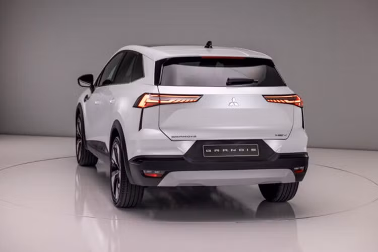 Đuôi xe thể hiện rõ hơn phong cách thể thao với cụm đèn hậu thiết kế mới, mang cảm hứng từ dòng xe hiệu suất cao Mitsubishi Evo. Tuy nhiên, cản sau vẫn giữ lại thiết kế lỗ thông gió giả, tương tự nguyên mẫu từ đối tác Pháp.