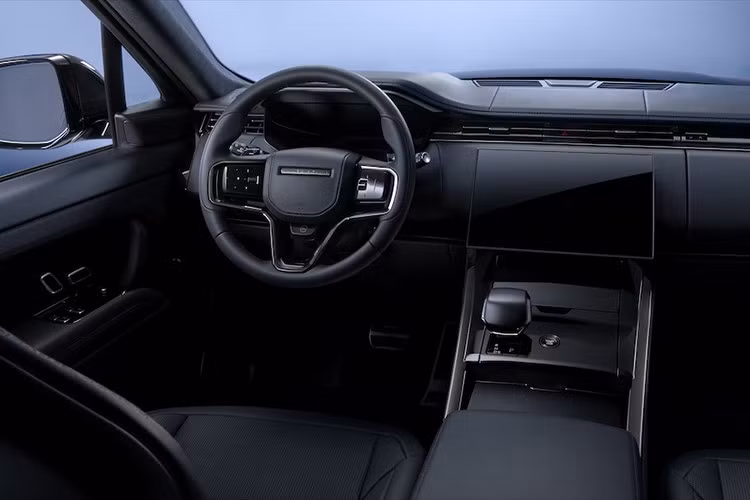 Trong khi đó, ghế hiệu suất của xe cũng được hoàn thiện bằng da Ebony Windsor dễ chạm khắc. Các chi tiết ốp đen bóng Gloss Grand Black hoàn thiện diện mạo bên trong.