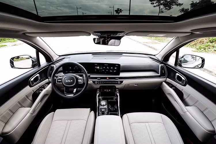 Bên trong khoang cabin, Kia đã cải tiến không gian với màn hình cong tích hợp cụm đồng hồ kỹ thuật số và màn hình giải trí trung tâm 12,3 inch. Các chi tiết như cửa gió điều hòa được thu gọn và kéo dài, cùng với cụm điều khiển điều hòa được hạ thấp, mang đến một thiết kế gọn gàng và tinh tế hơn.