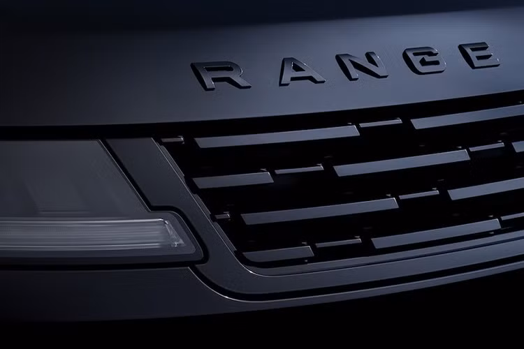 Range Rover Sport SV Black thu hút sự chú ý với thân xe sơn màu Narvik Black và Gói ngoại thất Narvik Gloss Black hoàn chỉnh. Làm nổi bật lớp hoàn thiện đơn sắc là nắp ca-pô bằng sợi carbon sơn đen.