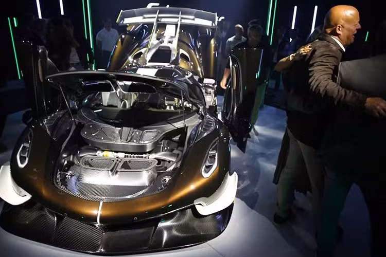 Động cơ V8 tăng áp kép trên xe Koenigsegg Sadair's Spear được hưởng lợi từ hiệu chuẩn mới và khả năng làm mát được cải tiến. Kết quả là công suất tăng lên 1.300 mã lực khi sử dụng xăng không chì thông thường và lên tới 1.625 mã lực khi sử dụng nhiên liệu E85.