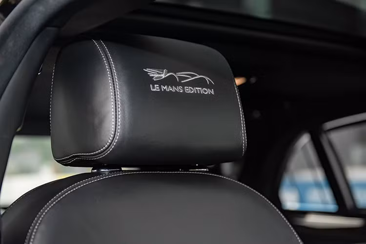 Chiếc Bentley Mulsanne Le Mans Edition tại Việt Nam có ghế ngồi màu tối, thuộc bản 5 chỗ nhưng ghế giữa của hàng ghế phía sau phù hợp hơn cho trẻ em ngồi, vì nó sẽ thoải mái so với người lớn, nếu chỉ có 2 người ngồi, bạn có thể hạ bậc tỳ tay xuống.