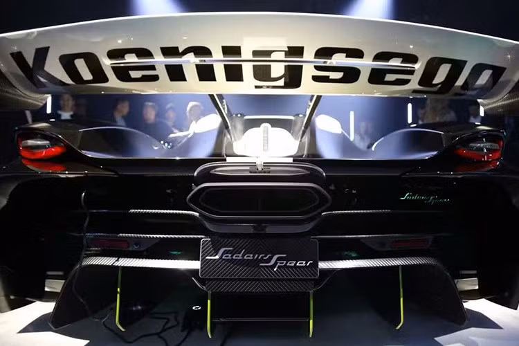 Sau đó, là trọng lượng – Sadair's Spear nhẹ hơn Jesko 35 kg, nghĩa là nó vượt qua tỷ lệ công suất trên trọng lượng 1:1 của người tiền nhiệm Koenigsegg One:1.