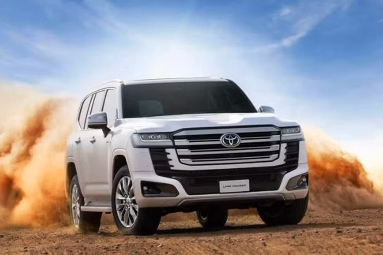 Toyota cho biết mô-tơ điện không chỉ hỗ trợ giảm tiêu thụ nhiên liệu mà còn cải thiện phản hồi chân ga, đặc biệt hữu ích trong các tình huống vượt dốc hoặc đi địa hình phức tạp, yếu tố vốn là "bản sắc" của dòng xe Land Cruiser.