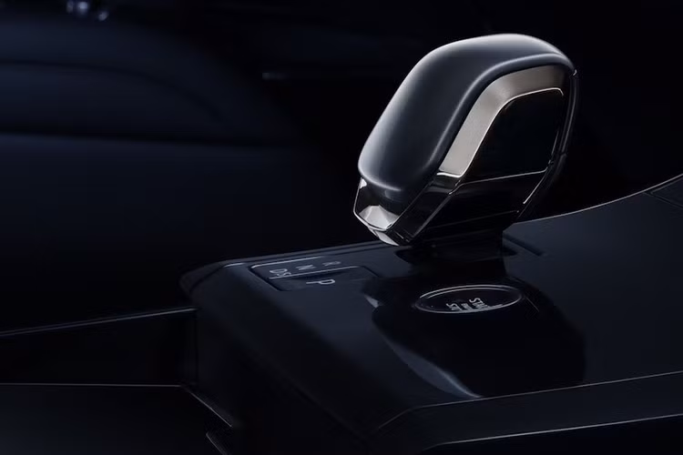 Được trang bị động cơ xăng V8 Twin Turbo MHEV 4,4 lít 635PS, 750Nm, Range Rover Sport SV Black có khả năng tăng tốc từ 0-100km/h trong 3,8 giây và tốc độ tối đa 290km/h.