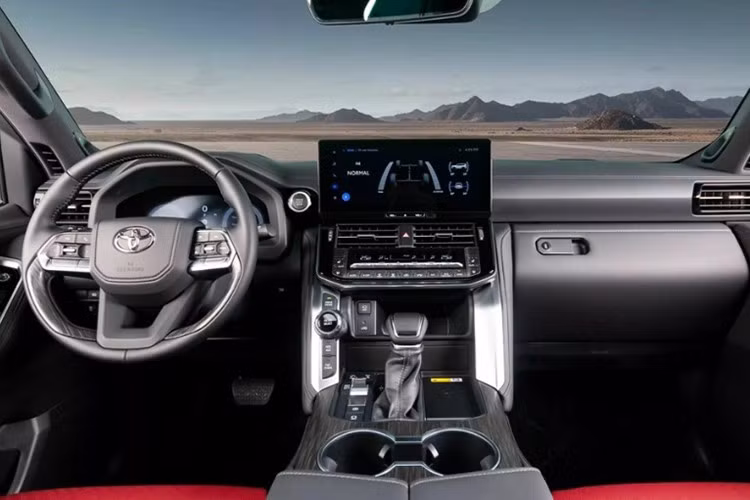 So với các phiên bản máy xăng hoặc diesel trước đây, Land Cruiser 300 Series Hybrid có một số điểm khác biệt nhận diện như: lưới hút gió và cản trước được thiết kế lại (trên bản VXR).