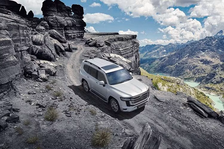 Riêng tại Việt Nam, Toyota chưa công bố kế hoạch cụ thể. Tuy nhiên, với xu hướng điện hóa đội hình sản phẩm và nhu cầu SUV địa hình cỡ lớn đang gia tăng, việc Land Cruiser hybrid xuất hiện tại thị trường Việt Nam chỉ còn là vấn đề thời gian.