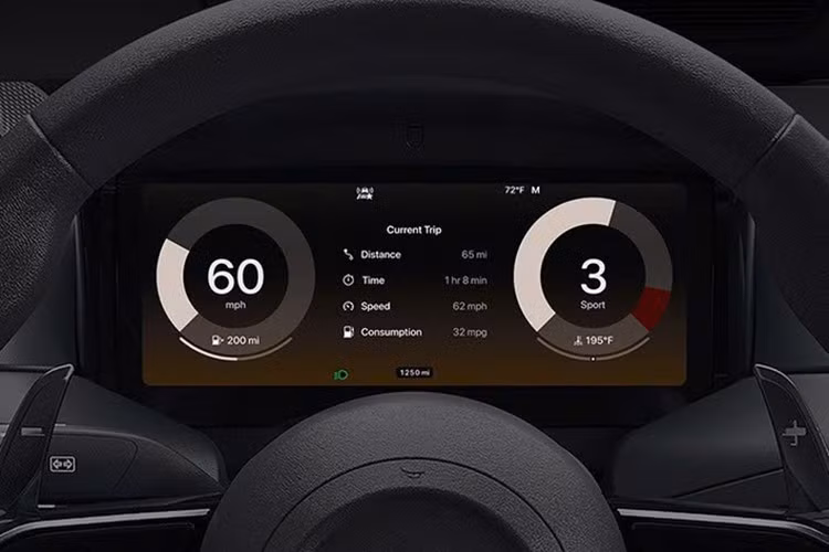 Tất nhiên, có một thiết lập khung gầm tập trung vào đường đua, hệ thống treo được trang bị lò xo nhẹ hơn và bộ giảm chấn Triplex phía trước do công ty tự phát triển, kết hợp với phanh gốm carbon nhiều lớp được cải tiến có vật liệu chắc chắn hơn cho má phanh.