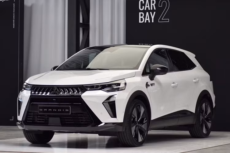 Mitsubishi Grandis 2025 mới được coi là phiên bản đổi logo của Renault Symbioz khi sử dụng chung nền tảng CMF-B và có nhiều nét tương đồng về thiết kế. Xe có kích thước dài x rộng x cao là 4.413 x 1.797 x 1.575 mm và trục cơ sở 2.638 mm.