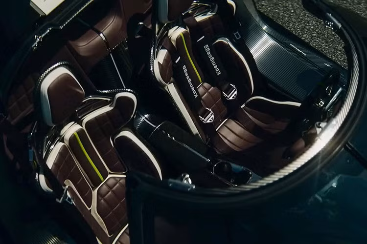 Nội thất của Koenigsegg Sadair’s Spear giữ nguyên triết lý thiết kế tối giản khi giảm khoảng 2,6 kg chất liệu cách âm, 1,3 kg với chất liệu sợi carbon công nghệ mới. Bộ ghế đua bucket seat cũng được tinh chỉnh lại dành riêng cho siêu xe này. Khách hàng có thể lựa chọn giữa dây đai an toàn 3 điểm hoặc 6 điểm tùy vào thị trường.