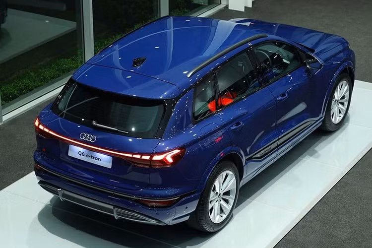 Đặc biệt, cả đèn LED định vị ban ngày lẫn đèn hậu của xe đều được áp dụng công nghệ đèn kỹ thuật số chủ động. Nhờ đó, 2 đèn này có thể chiếu những ký hiệu khác nhau và thậm chí giao tiếp với người tham gia giao thông khác.Chưa hết, Audi Q6 e-tron còn là sự kết hợp hài hòa giữa những đường cong mềm mại và các điểm nhấn "cơ bắp".